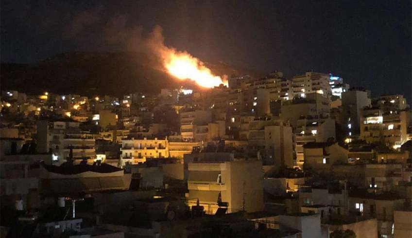 Πρόλαβαν τη φωτιά στο Σχιστό, πάνω από τα τελευταία σπίτια