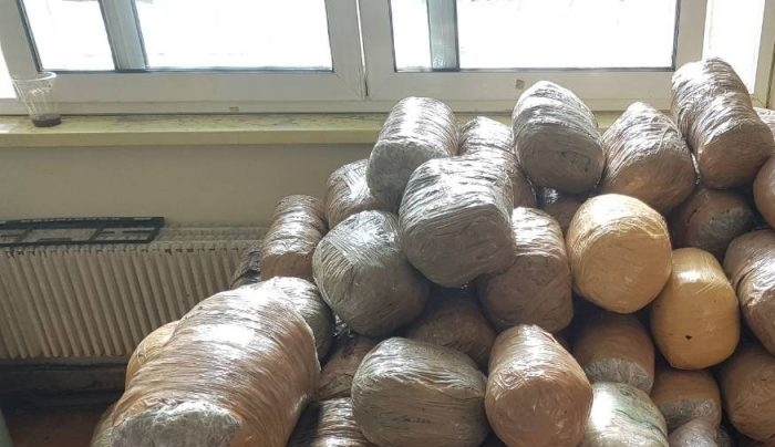 Έτσι οδηγούσε Αλβανός που έφερνε 142 κιλά κάνναβης στην Ελλάδα!