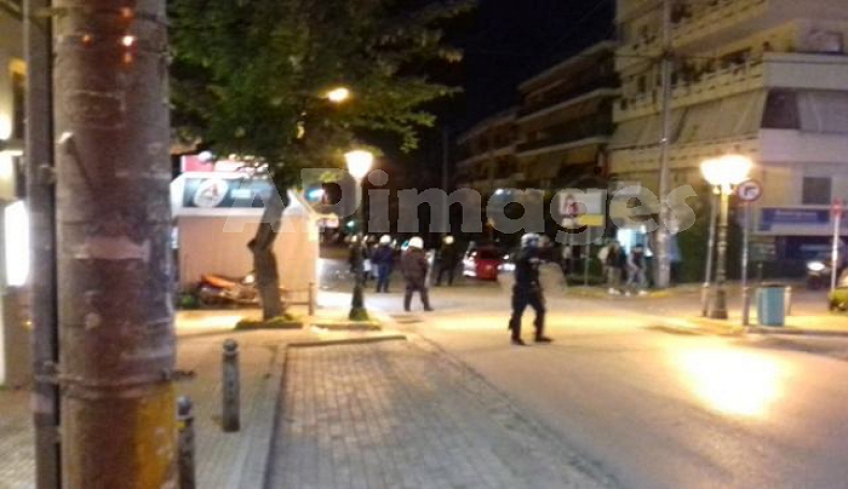 Αγία Παρασκευή: Συμπλοκές ΜΑΤ -νεαρών που έκαναν πάρτι με μπίρες (βίντεο)