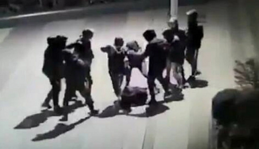 Επί 20 λεπτά 15 άτομα ξυλοκοπούσαν τον 14χρονο στην Κηφισιά - Τι λέει η μητέρα ενός εκ των θυμάτων