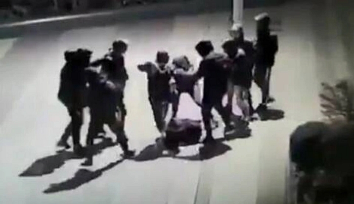 Επί 20 λεπτά 15 άτομα ξυλοκοπούσαν τον 14χρονο στην Κηφισιά - Τι λέει η μητέρα ενός εκ των θυμάτων