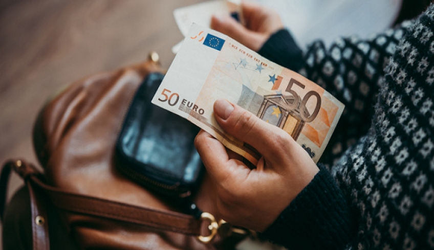 Φαρμάκι η πρώτη υπογραφή εγγράφου της Λαγκάρντ ως ΕΚΤ, για την Ελλάδα -Μπλόκο στη μείωση του ορίου χρήσης μετρητών