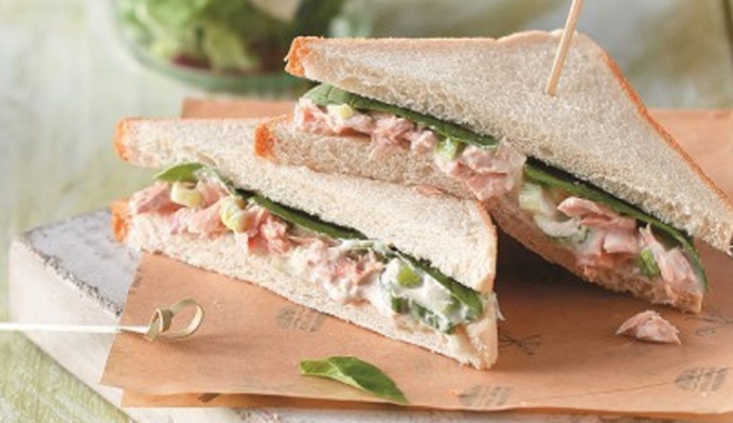 Club sandwich με τονοσαλάτα και βασιλικό