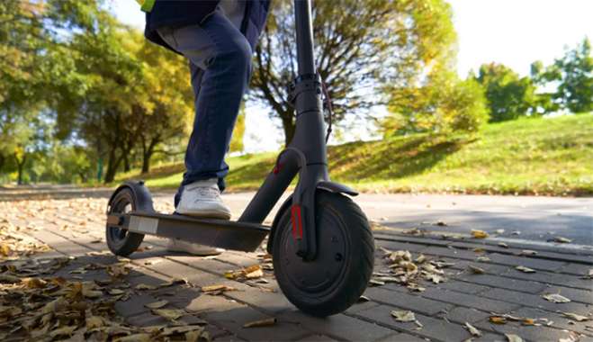 ΚΟΚ: Αλλάζουν όλα για τα ηλεκτρικά πατίνια - Οι νέες προβλέψεις για κράνος και όρια ταχύτητας και τα πρόστιμα