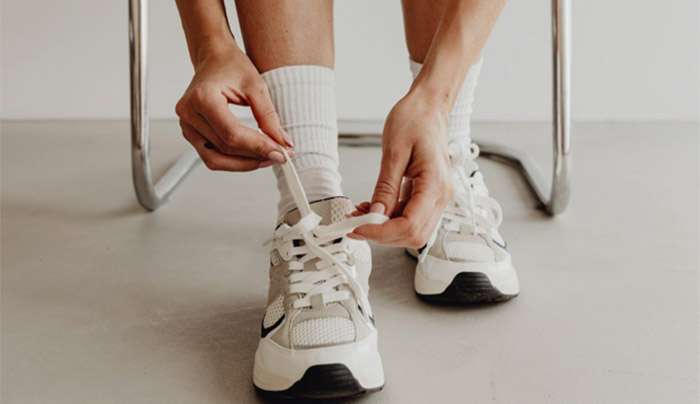 Street style trends: ποια ρούχα, παπούτσια και sneakers φοριούνται περισσότερο φέτος