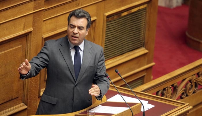 ΜΑΝΟΣ ΚΟΝΣΟΛΑΣ: «Κλειστό, εδώ και δύο μήνες, το Μουσείο στη Νίσυρο»