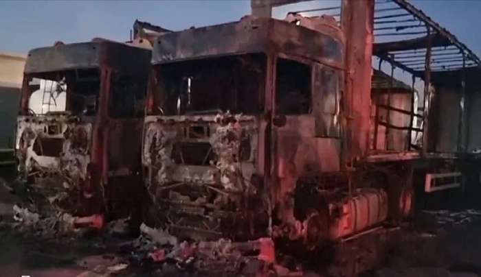 Ασπρόπυργος: Ένοπλοι ακινητοποίησαν φύλακα πάρκινγκ και έβαλαν φωτιά σε νταλίκες, το «πρόσωπο της νύχτας» και η διπλή δολοφονία