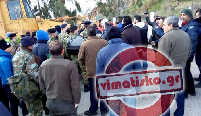 ΕΝΤΑΣΗ στο Πυλί- Κλείνουν με βράχους το δρόμο προς το στρατόπεδο (φωτό)