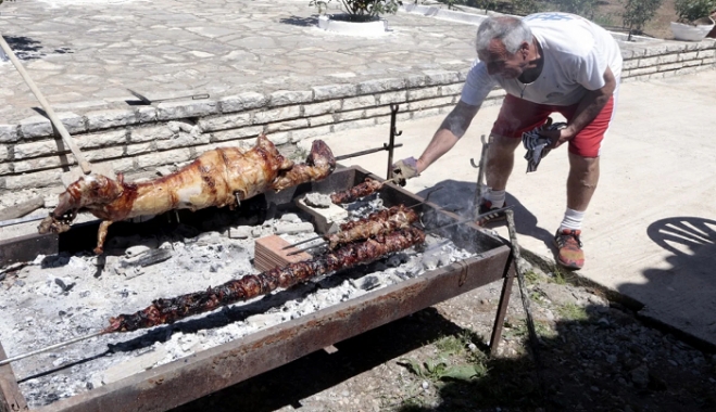 Κυριακή του Πάσχα: Τι ισχύει για το Πασχαλινό τραπέζι, τις μετακινήσεις και την απαγόρευση κυκλοφορίας - Πώς θα γιορτάσουμε