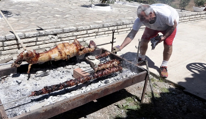 Κυριακή του Πάσχα: Τι ισχύει για το Πασχαλινό τραπέζι, τις μετακινήσεις και την απαγόρευση κυκλοφορίας - Πώς θα γιορτάσουμε