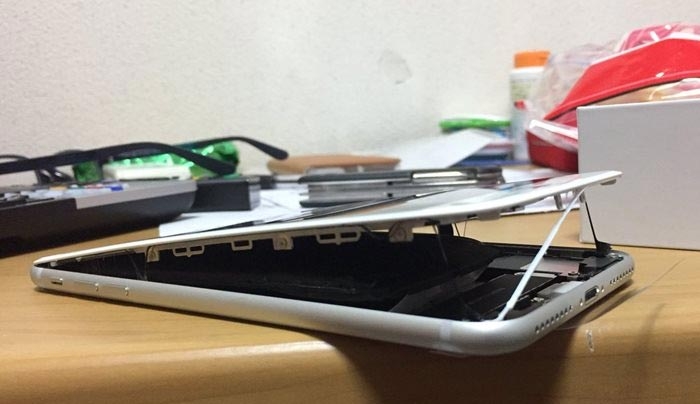 Συναγερμός για τα iPhone8: Μπαταρίες «φουσκώνουν» και τα κινητά ανοίγουν στα δύο