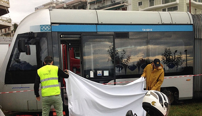 Τραγωδία στο Φλοίσβο: Τραμ παρέσυρε και σκότωσε ηλικιωμένη
