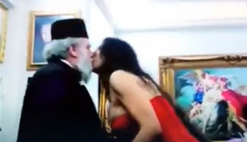 Δύο τα «ροζ» βίντεο με την τρανς που εκθέτουν τον Μητροπολίτη Ησύχιο