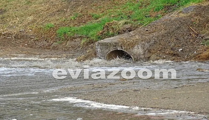 Απίστευτες εικόνες στην Εύβοια: Παραλία γέμισε λύματα και λάσπη ενώ πολίτες κολυμπούσαν [βίντεο]