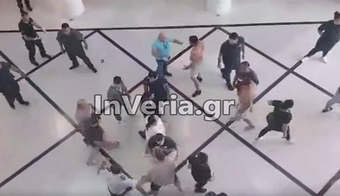 Βέροια: Ο κακός χαμός στο δικαστικό Μέγαρο – Άγριο ξύλο και τραυματίες μετά από σύγκρουση δύο οικογενειών Ρομά