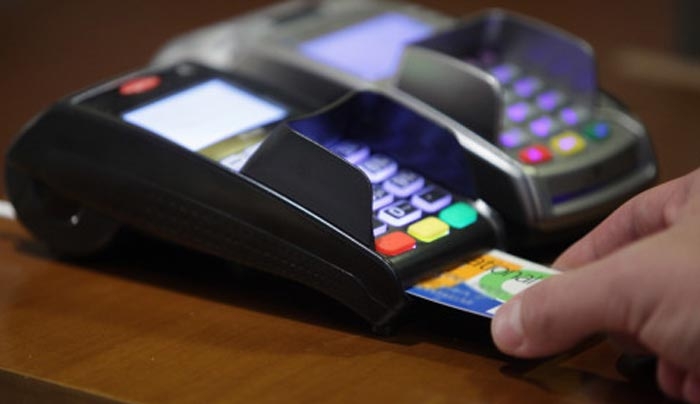 Το κόλπο με το πλαστικό χρήμα: Μπόνους 2.100 ευρώ και ποινή ως 6.600 ευρώ!