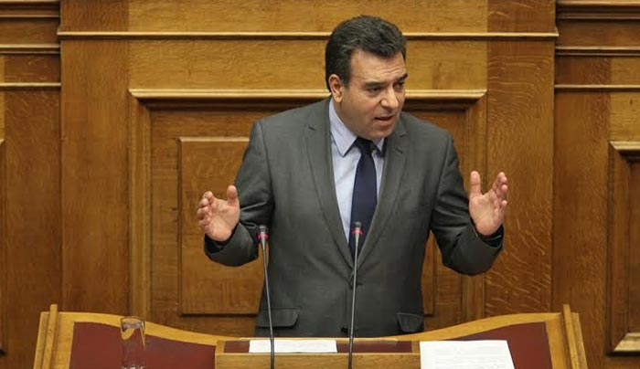 ΜΑΝΟΣ ΚΟΝΣΟΛΑΣ: «Η ίδια η Πολιτεία υπονομεύει τη ζωή και την απασχόληση στο Αγαθονήσι»