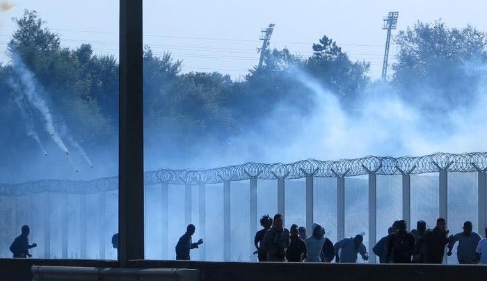 Ένταση και χημικά στη «ζούγκλα» του Καλαί