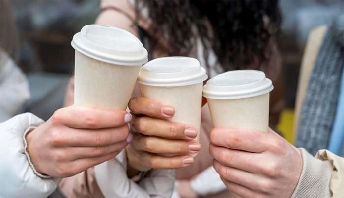Νέα μελέτη αποκαλύπτει τα ποτά που περιέχουν τα περισσότερα μικροπλαστικά