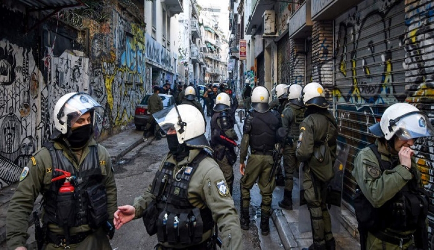 Μικτές ομάδες της ΕΛ.ΑΣ. κάνουν ντου… για συλλήψεις στα Εξάρχεια!