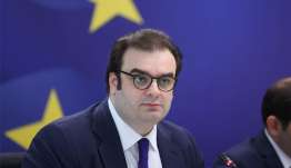 Πιερρακάκης: «Είμαστε δίπλα σε εκπαιδευτικούς, γιατρούς και νοσηλευτές που εργάζονται μακριά από τα σπίτια τους»