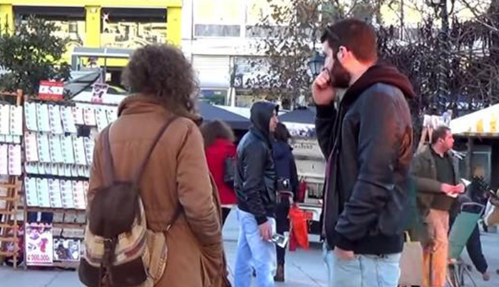 Το greek kamaki ζει και βασιλεύει: Δύο βίντεο με τις χειρότερες, αλλά και τις πιο έξυπνες ατάκες για φλερτ