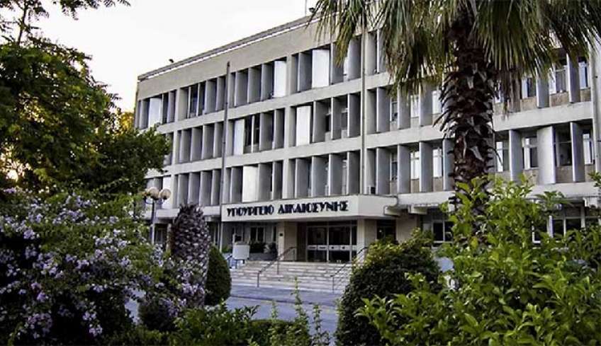 To Υπ. Δικαιοσύνης βάζει "κόφτη" στις αναστολές που δίνουν τα δικαστήρια στο κλείσιμο καταστημάτων για πώληση ποτών σε ανήλικους