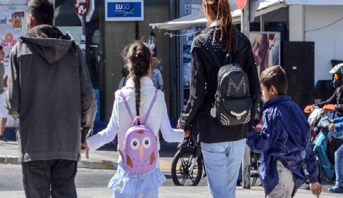 Ο μέσος Ελληνας κατά τον ΟΟΣΑ: Βγάζει 14.400 ευρώ τον χρόνο, μένει σε μικρό σπίτι, είναι... μορφωμένος αμόρφωτος