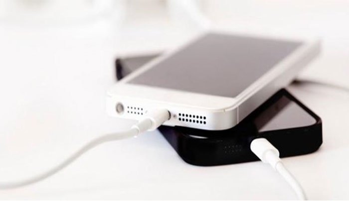 Τα τρία κόλπα που φορτίζουν γρήγορα τα iPhones (VIDEO)