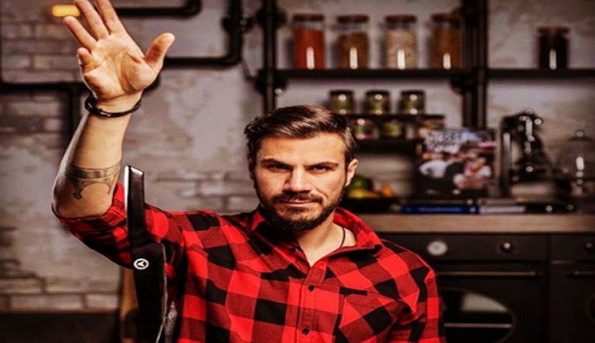 Ακης Πετρετζίκης: Συμβόλαιο στον Alpha για Kitchen Lab και Akis’ Food Tour