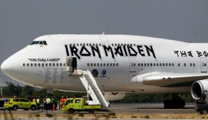Το αεροπλάνο των Iron Maiden συγκρούστηκε με φορτηγό