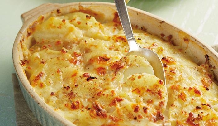 Πατάτες au gratin με κρεμμύδι και 3 τυριά
