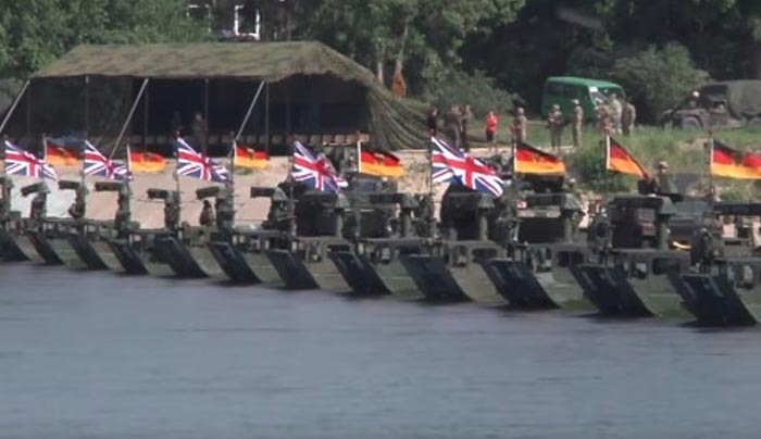 Anakonda 2016: Δείτε τη μεγαλύτερη γέφυρα από στρατιωτικά αμφίβια οχήματα!
