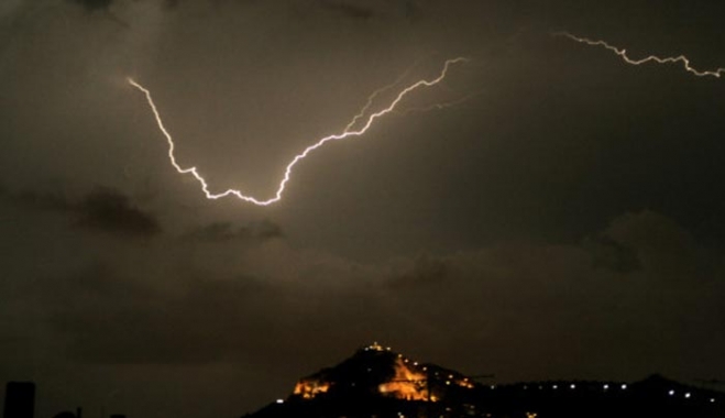 Νεκρός στην Αμφιλοχία από πτώση κεραυνού - Η ''Μέδουσα'' σαρώνει ολόκληρη τη χώρα [βίντεο]