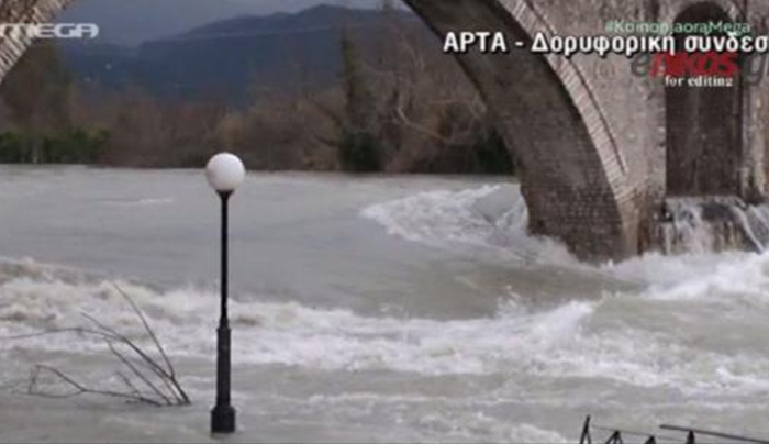 Ο Άραχθος απειλεί το γεφύρι της Άρτας – ΒΙΝΤΕΟ