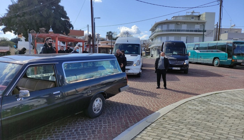 Το «τελευταίο αντίο» στον Σωτήρη με τιμητική συνοδεία ως την Κέφαλο από τους συναδέλφους του στο ΚΤΕΛ Κω