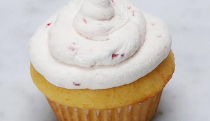 Cupcakes γεμιστά με ολόκληρες φράουλες! (Βίντεο)