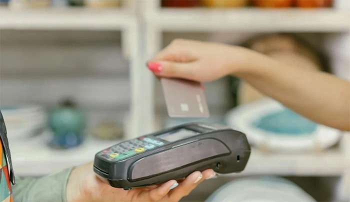«Πρεμιέρα» σήμερα (31/3) για την προπληρωμένη κάρτα στα επιδόματα του ΟΠΕΚΑ