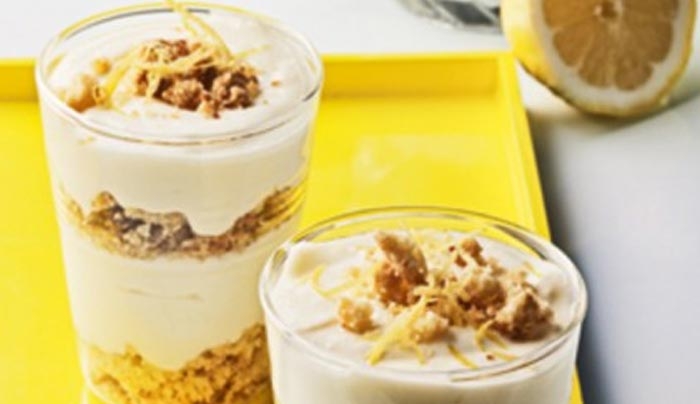 Δροσερό γιαουρτολέµονο µε crumble καρύδας και λεµονιού