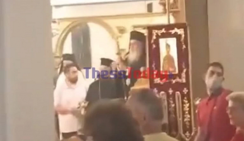 Θεσσαλονίκη: Ένταση με αντιεμβολιαστές σε εκκλησία στη Νεάπολη - Φώναζαν "αίσχος" στον Μητροπολίτη [Βίντεο]