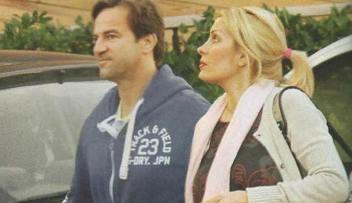 Eλένη Μενεγάκη: Βόλτα με μίνι φούστα στο 6ο μήνα της εγκυμοσύνης της! (Photo)