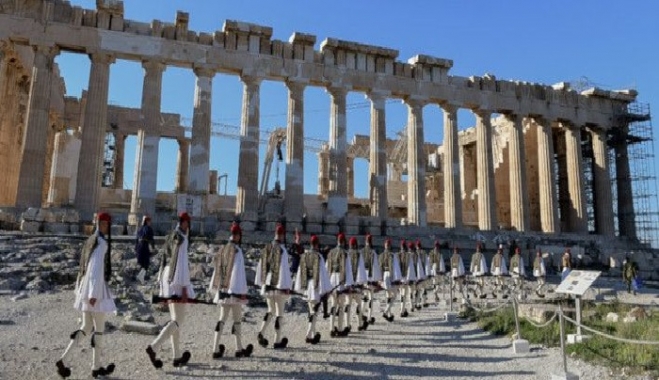 Εντυπωσιακές εικόνες από την έπαρση της σημαίας από την Προεδρική Φρουρά στην Ακρόπολη [εικόνες]
