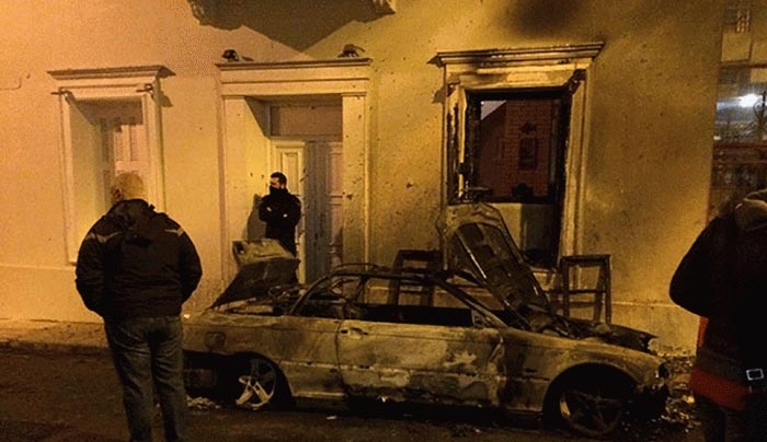 "Βροχή" από βόμβες μολότοφ στο σπίτι του Αλέκου Φλαμπουράρη!