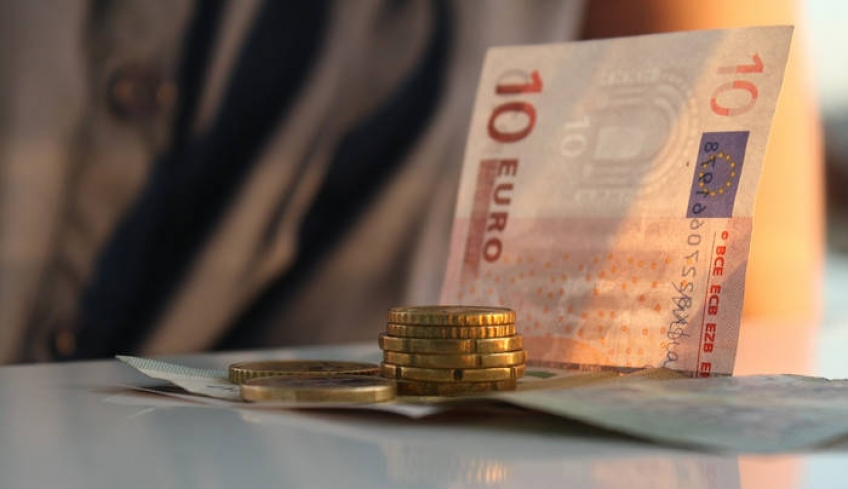 Επιστρέφονται αναδρομικά και τα δώρα Χριστουγέννων και Πάσχα