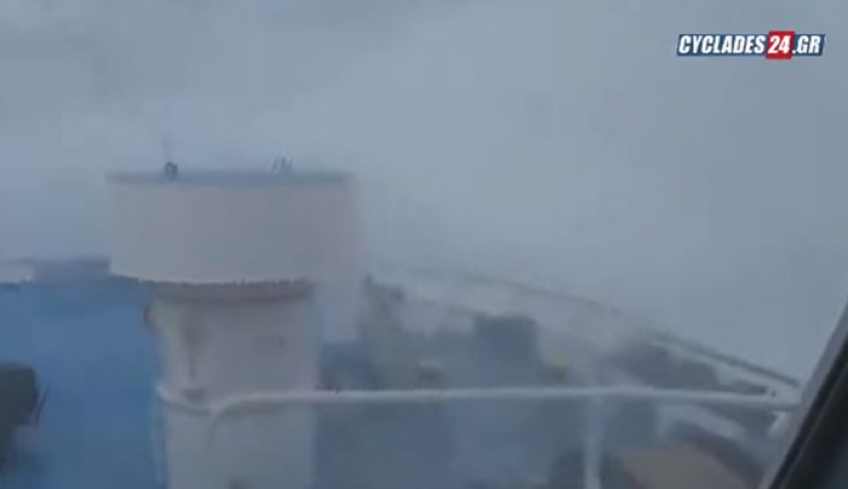 Κυκλάδες: Τα τεράστια κύματα «καταπίνουν» το καράβι εν πλω
