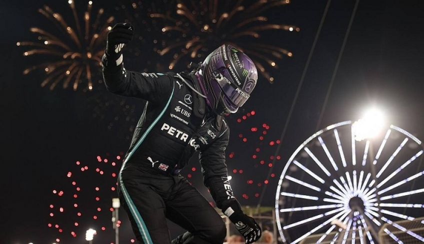 Formula 1: Τρομερή μάχη στο Μπαχρέιν – Θριαμβευτής ο Χάμιλτον!