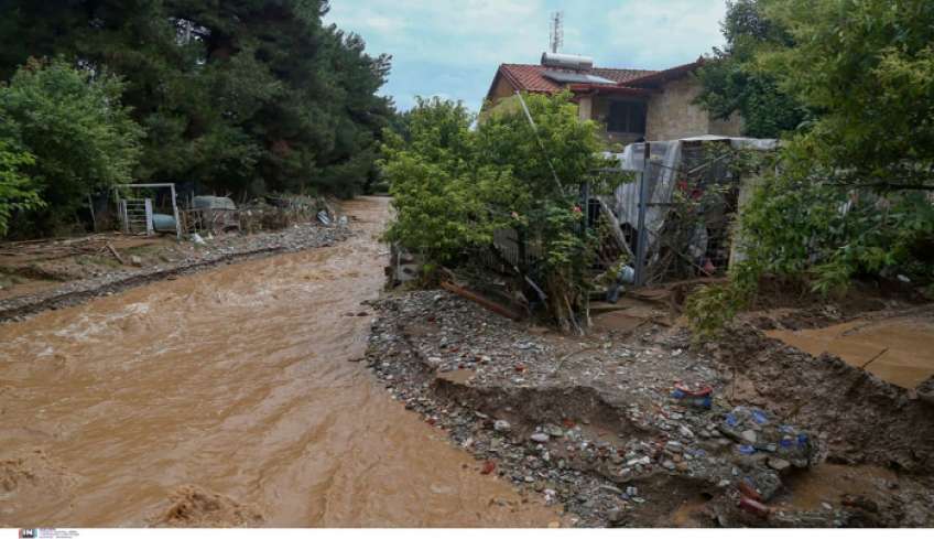 Χαλκιδική: Συγκλονιστικό βίντεο με οδηγό να κινδυνεύει με πνιγμό στα νερά ορμητικού χειμάρρου