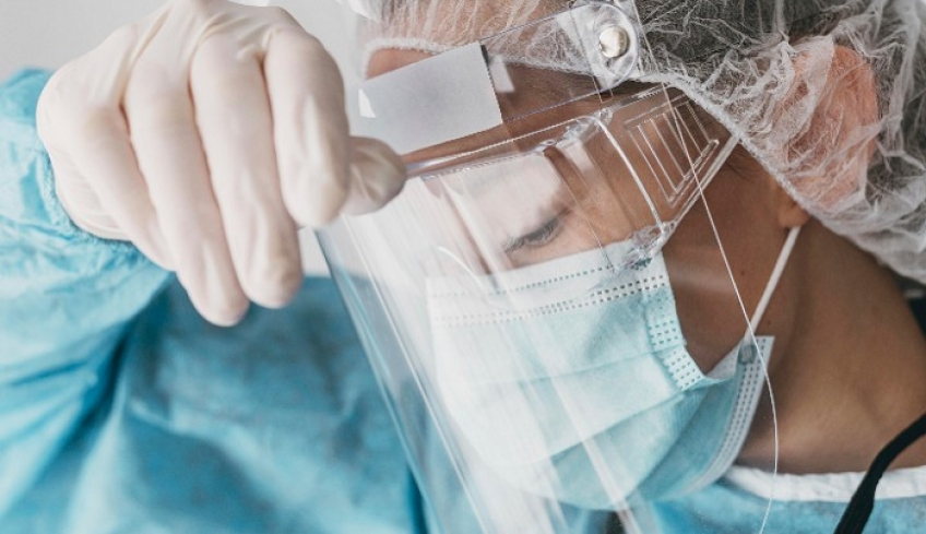 Η σύζυγος του 49χρονου από τη Ρόδο, που χωρίς υποκείμενα νοσήματα, είναι διασωληνωμένος στο «Σωτηρία», μιλάει στη «Ροδιακή»