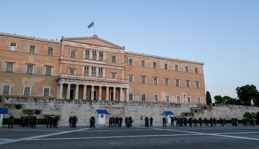 Διαμαρτυρία έξω από τη Βουλή για το κλείσιμο των νυχτερινών κέντρων μετά τις 12