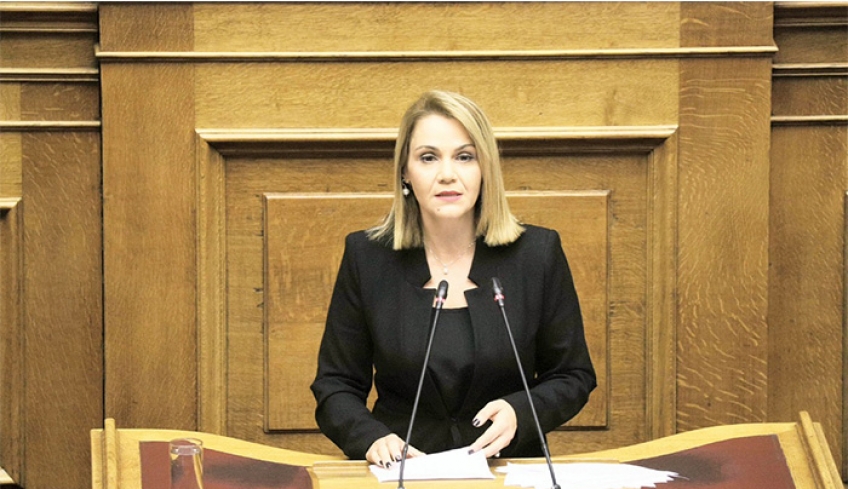 Την ουσιαστική ενίσχυση των νησιών με την εφαρμογή της νησιωτικότητας σε όλους τους νόμους, ζήτησε η Μίκα Ιατρίδη στη δεύτερη ομιλία της για τη συνταγματική αναθεώρηση.